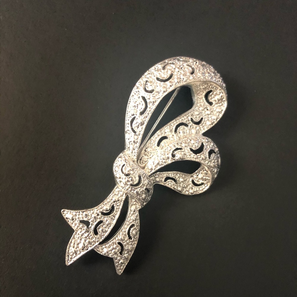 Silver Tone Ribbon Brooch - Picture 5 of 8